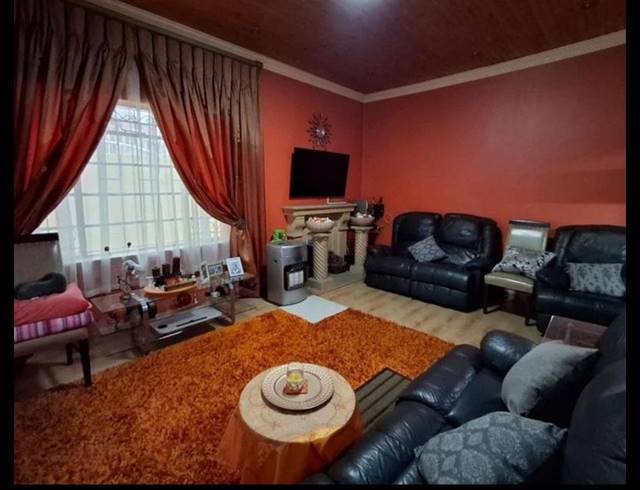3 BEDROOM HOUSE FOR SALE IN BEZUIDENHOUT VALLEY